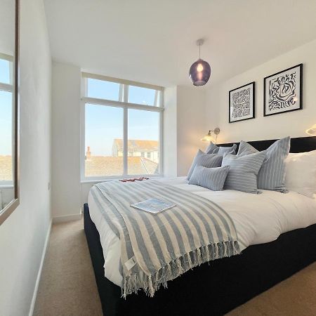 Apres Beach Apartment Sleeps 4 Penzance Exteriör bild