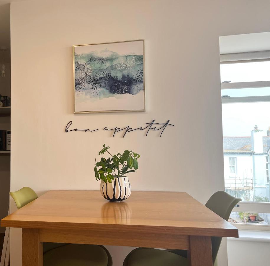 Apres Beach Apartment Sleeps 4 Penzance Exteriör bild