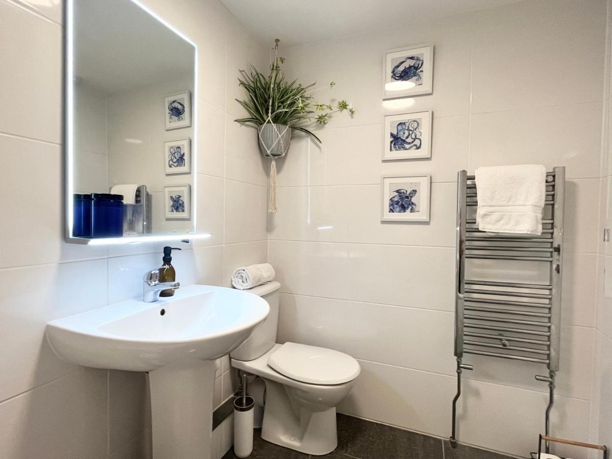Apres Beach Apartment Sleeps 4 Penzance Exteriör bild