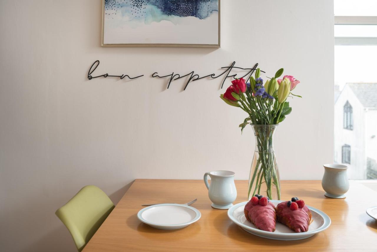 Apres Beach Apartment Sleeps 4 Penzance Exteriör bild