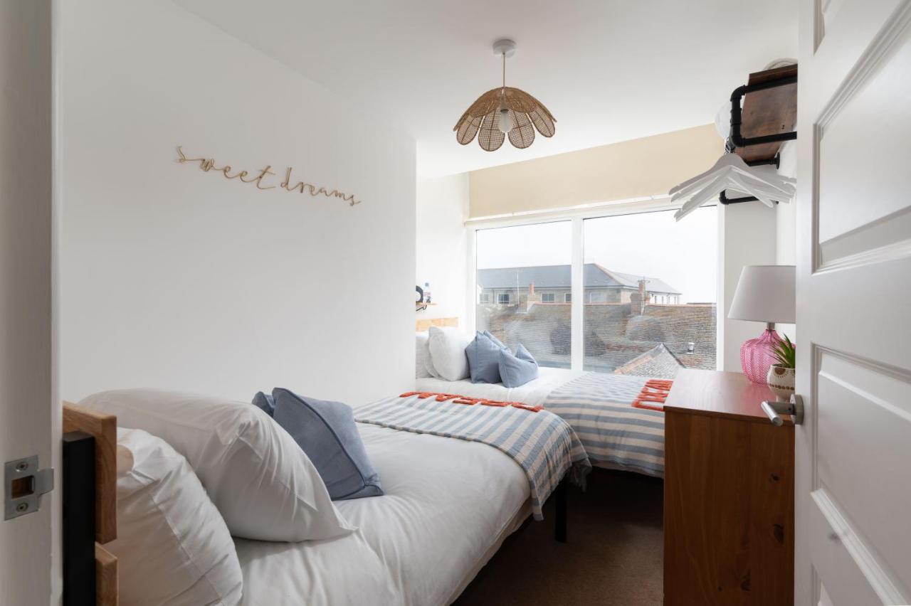 Apres Beach Apartment Sleeps 4 Penzance Exteriör bild