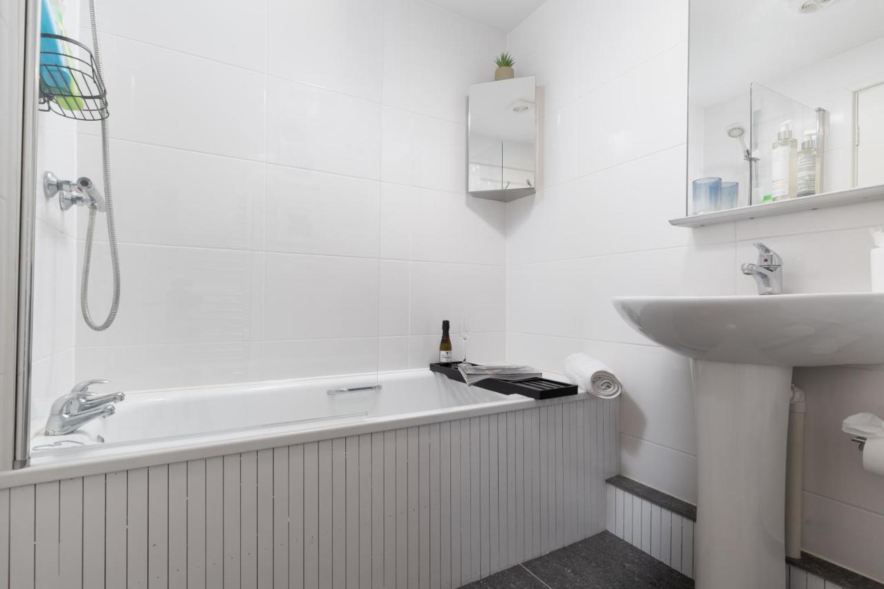 Apres Beach Apartment Sleeps 4 Penzance Exteriör bild